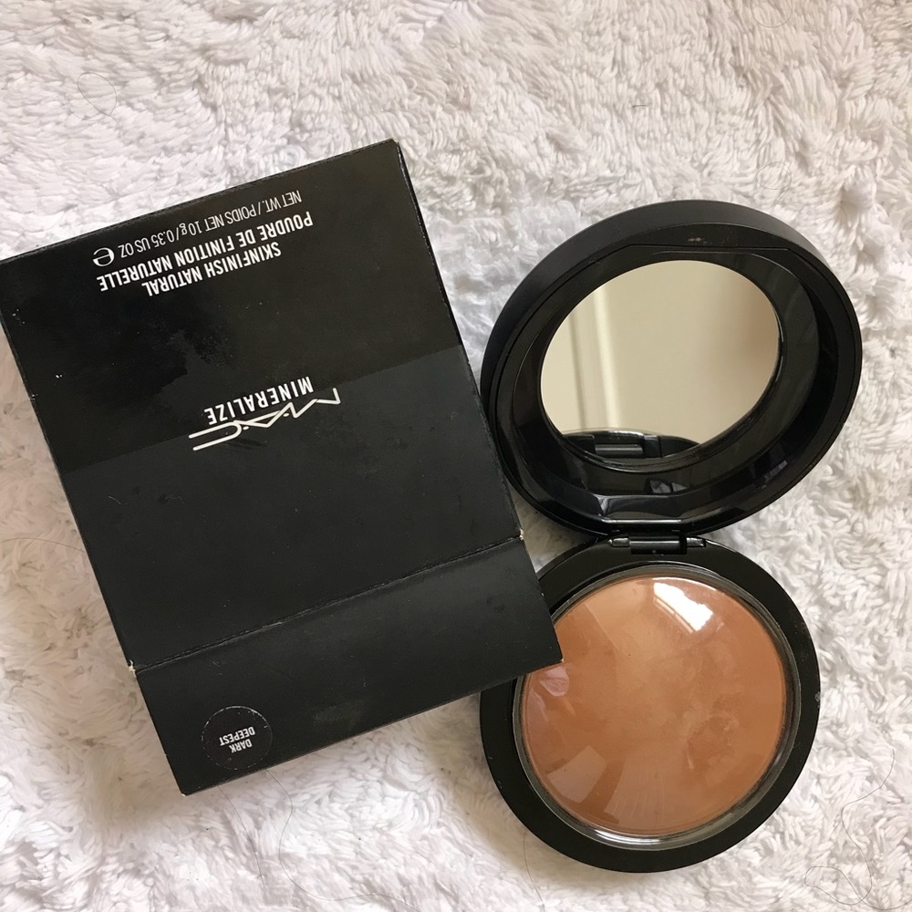 Mac mineralize skinfinish natural powder.